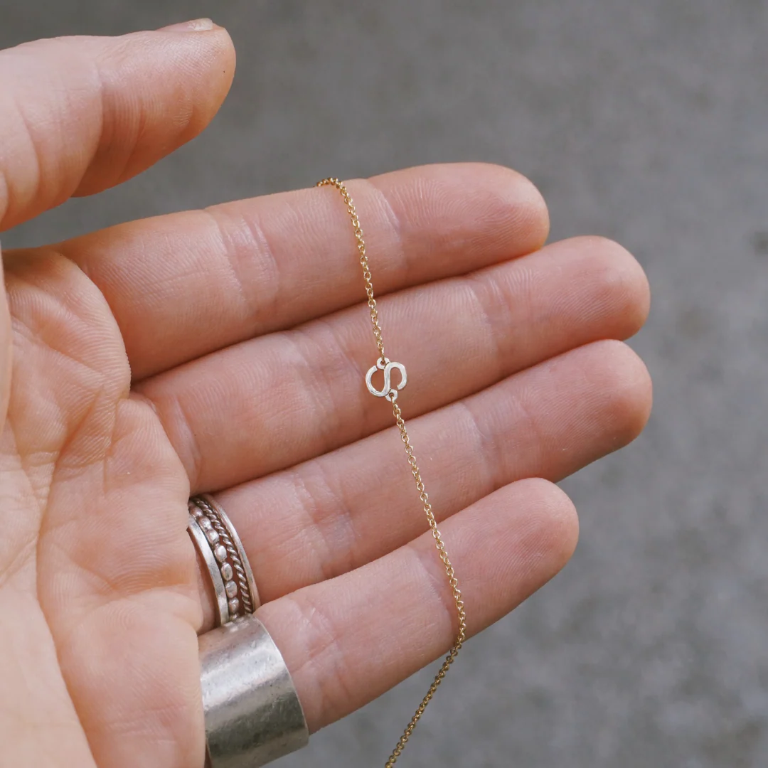Mini Letra Pulsera Oro - Image 4